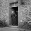 Mme Cécile Trévédic sortant de chez M. Le Gallic ; 17 juillet à 17h10 ; Surzur ; Kerlann ; [photo originale 68]