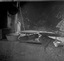 photo originale 95 ; de g. à d. la bassine avec la pâte à crêpes, les 'galettoirs' (sur trépied), le bol et la râpe qui étend la pâte, la 'palette' pour détacher la crêpe du galettoir- 21 juillet à 11h30- Surzur- Kerlis