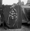 bouquet de conscrit, fabriqué par Mme Le Quintrec et donné au MNATP (fleurs en bois effilé enfoncées dans une armature en bois) ; 21 juillet à 11h ; Surzur ; Kerlis ; [photo originale 100]