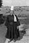 Mme Marie-Jeanne Tirily (né Tanneau, ép. de Alour) ; sa coiffe porte vers le même décor que celle de Mme Yves Tirily, mais sa taille dénote un moindre souci de mode ; 04 août à 19h ; Penmarc’h ; Kervellec ; [photo originale 202]